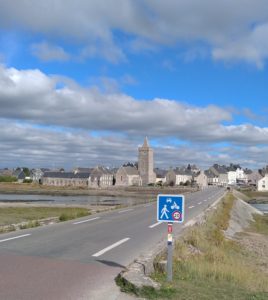 Portbail sir Mer, Pont 13 arches, voie cyclable, église fortifiee