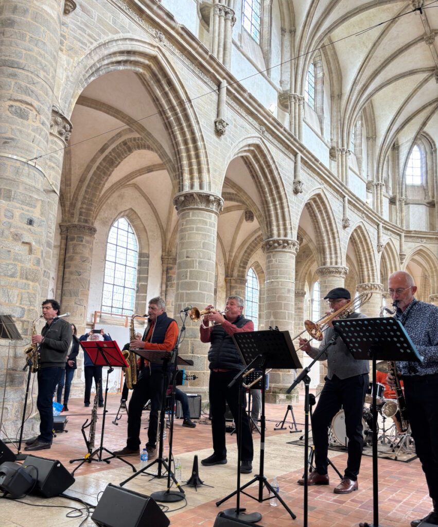 L'ensemble amateur Coeff Jazz (Granville) jouait en repli dans l'église Saint Nicolas à Coutances pour Jazz Sous les Pommiers