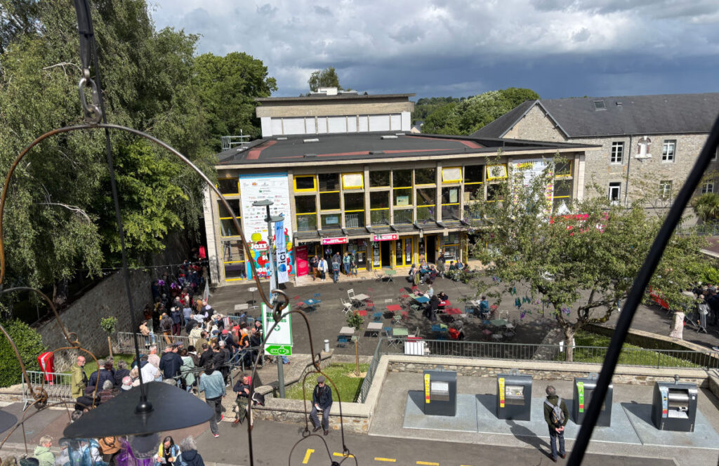 L'esplanade du théâtre de Coutances pendant le festival Jazz sous les pommiers 2026